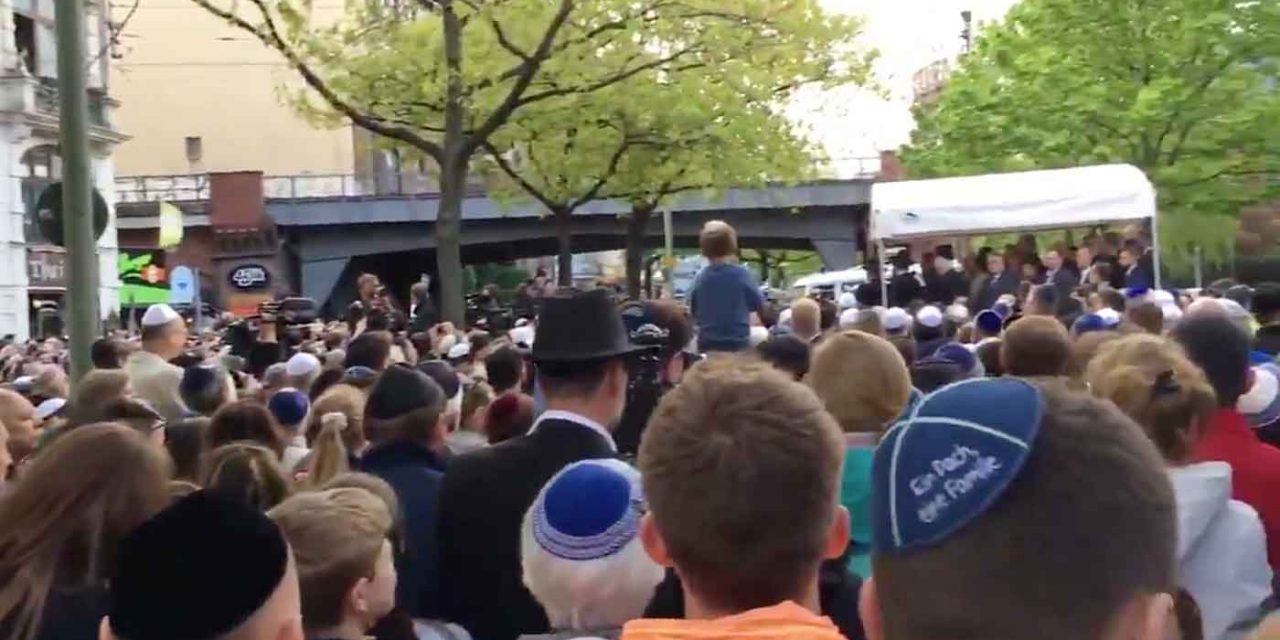 Germany: 2,000+ Jews and non-Jews hold kippah-wearing protest in defiance of anti-Semites