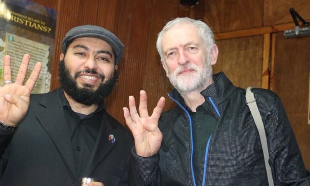 Corbyn pictured making Muslim Brotherhood hand sign