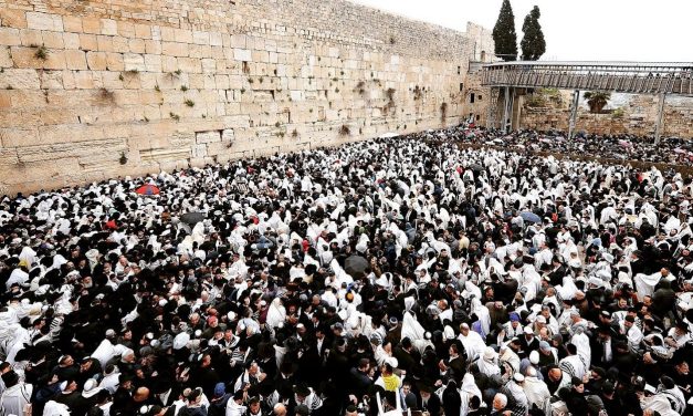 Incredible scenes as more than 750,000 Jews visit Western Wall during Passover