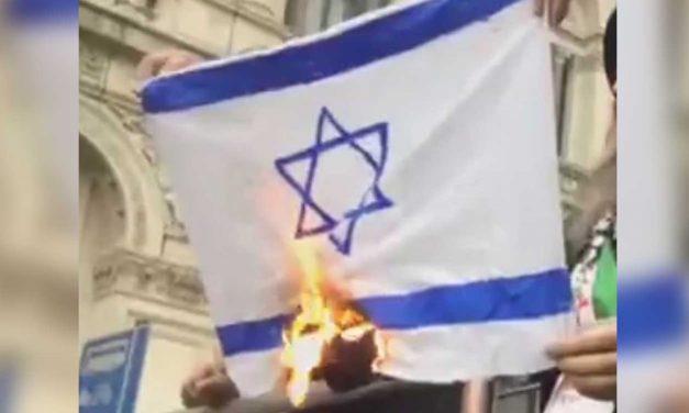 Israeli flags burned outside Downing Street