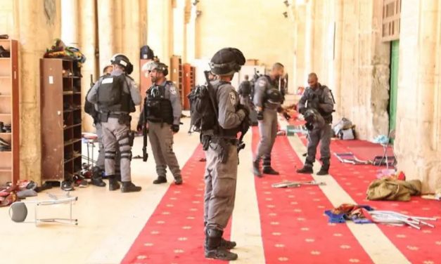 Arab Muslims riot on Temple Mount after Jews allowed to enter