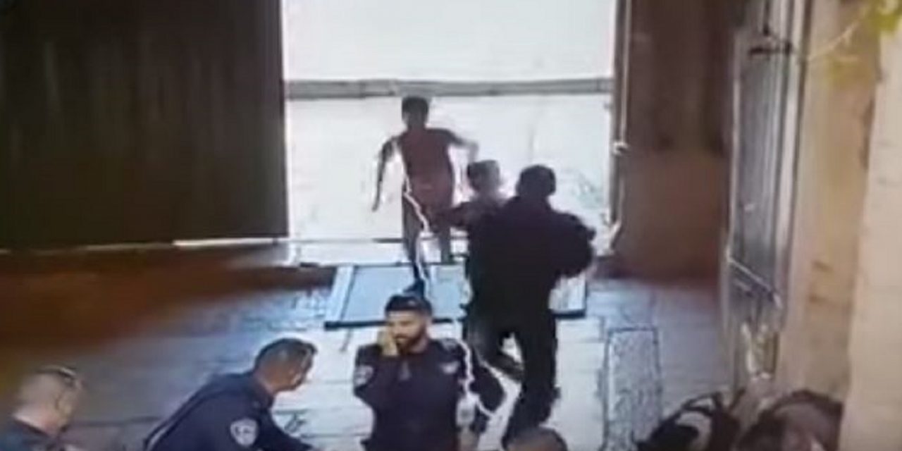 Israeli police officer stabbed outside Temple Mount