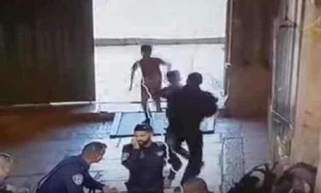 Israeli police officer stabbed outside Temple Mount