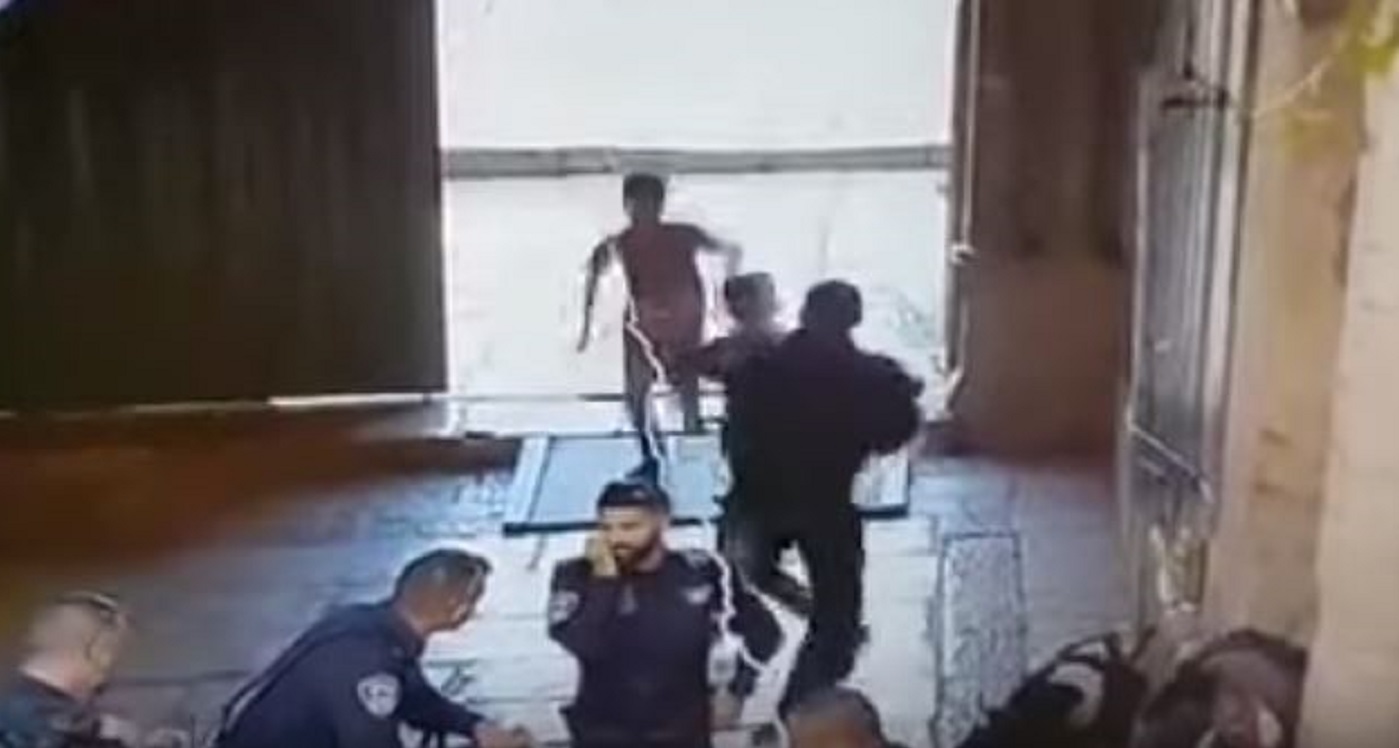 Israeli police officer stabbed outside Temple Mount