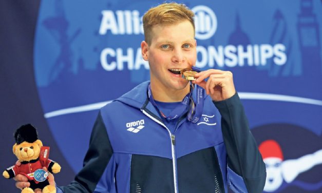 Israeli Para swimmer wins gold in London, smashing world-record