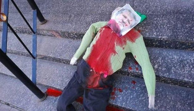 Ukraine: Effigy of Jewish leader placed near synagogue