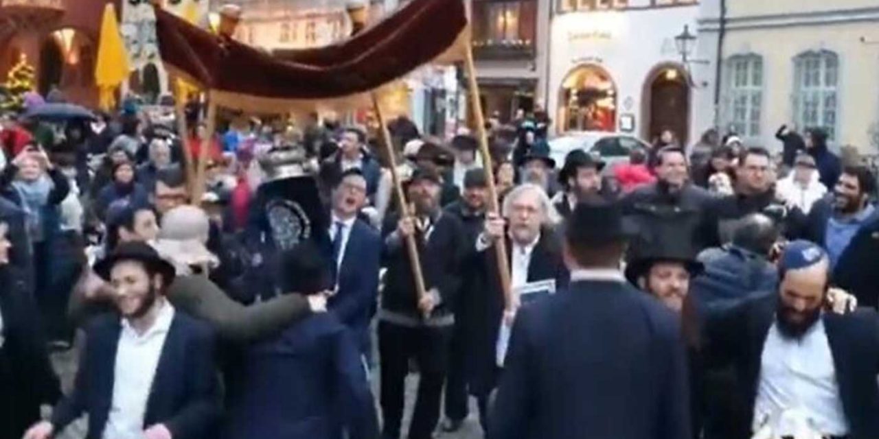 Hundreds of Jews dance down ‘Adolf Hitler Street’ in Germany – “We are alive”