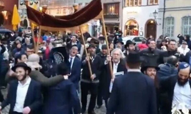 Hundreds of Jews dance down ‘Adolf Hitler Street’ in Germany – “We are alive”