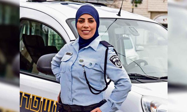 Israeli police lieutenant smashes the “apartheid” lie