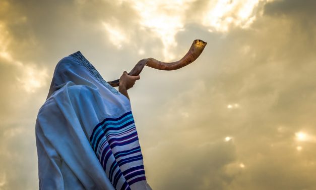 Jewish people unite like “never before in history” as half a million take part in mass online prayer against coronavirus