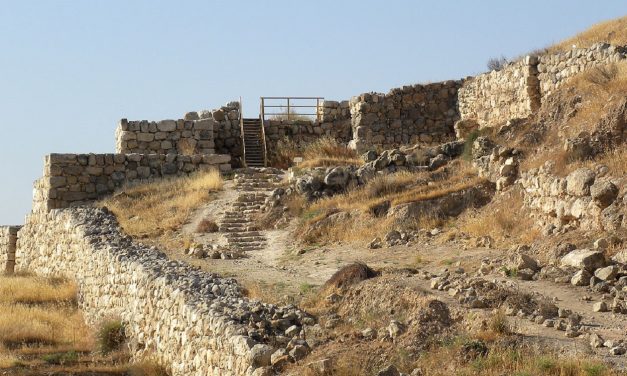 Israel uncovers 3,500 alphabet inscription in Canaan-era pottery find