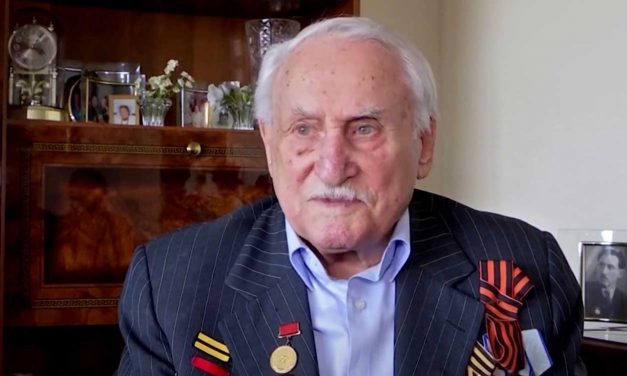 Last surviving Auschwitz liberator dies aged 98