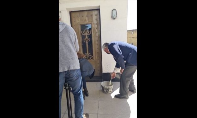 Christians join clean-up after swastikas daubed on Argentinian cemetery