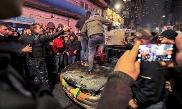 Two Israelis injured and car set ablaze after straying into Ramallah