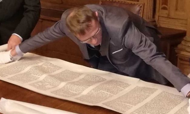 Pastor returns Torah rescued from Kristallnacht after keeping safe for decades