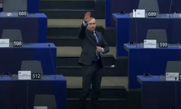 Bulgarian politician makes Nazi salute in European parliament