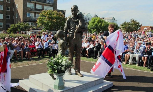 Swanage unveils statue of British war hero who saved hundreds of children in Kindertransport