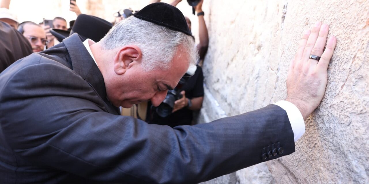 Exiled Iranian Crown Prince makes history by visiting Israel
