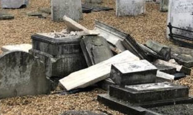 UK: Synagogue’s cemetery vandalised in hate crime