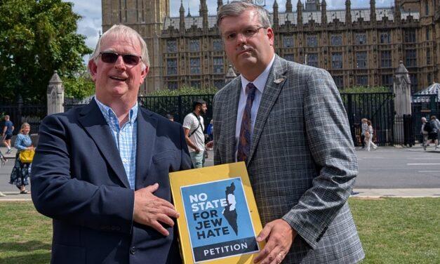 CUFI delivers 12,000 signatures to Foreign Office saying ‘no state for Jew hate’